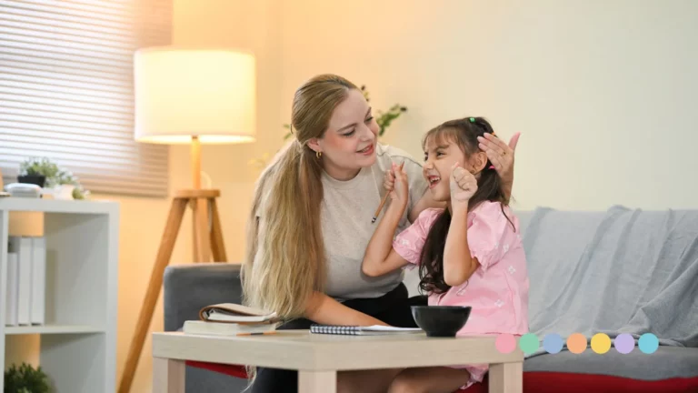 Majka i dete kroz igru i komunikaciju dele pozitivan trenutak – lična priča roditelja o životu sa detetom sa autizmom.