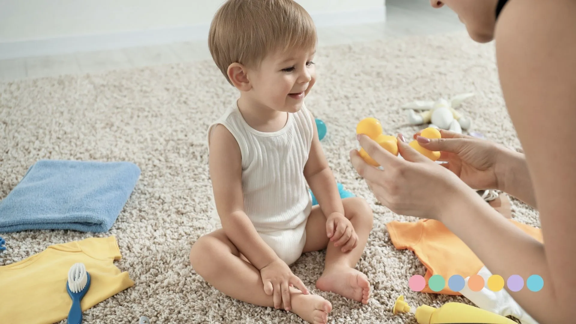 Rana intervencija kod dece sa autizmom – beba kroz igru razvija komunikaciju i socijalne veštine uz podršku odrasle osobe.