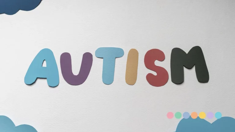 Reč „AUTISM“ ispisana šarenim slovima – ključni pojmovi i terminologija vezani za autizam kod dece.