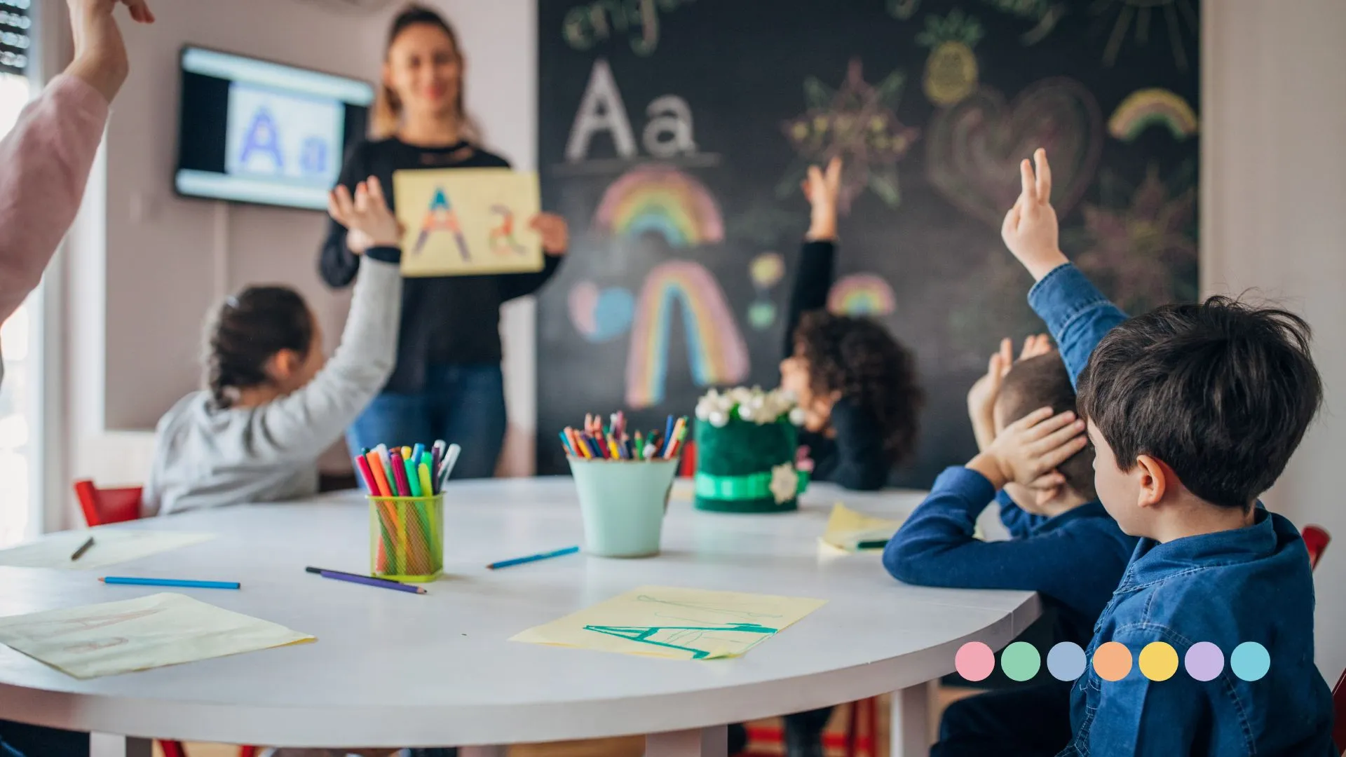 Deca učestvuju u zajedničkoj aktivnosti u učionici dok nastavnik vodi interakciju – inkluzija deteta sa autizmom u vršnjačko okruženje