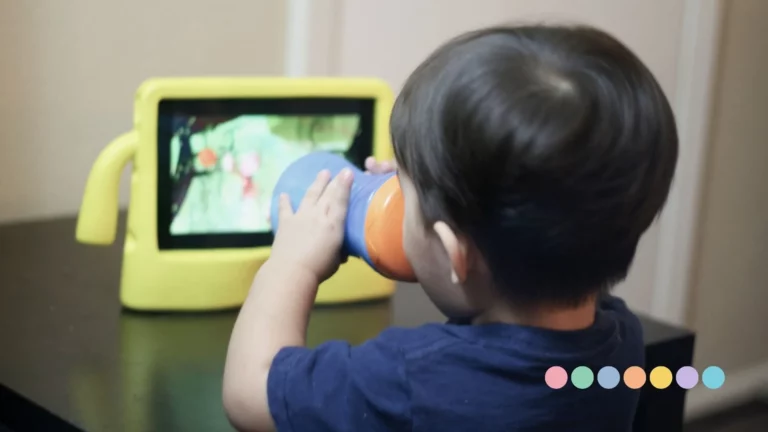 Uticaj ekrana na razvoj deteta sa autizmom – dete fokusirano na tablet tokom gledanja sadržaja u zatvorenom prostoru.
