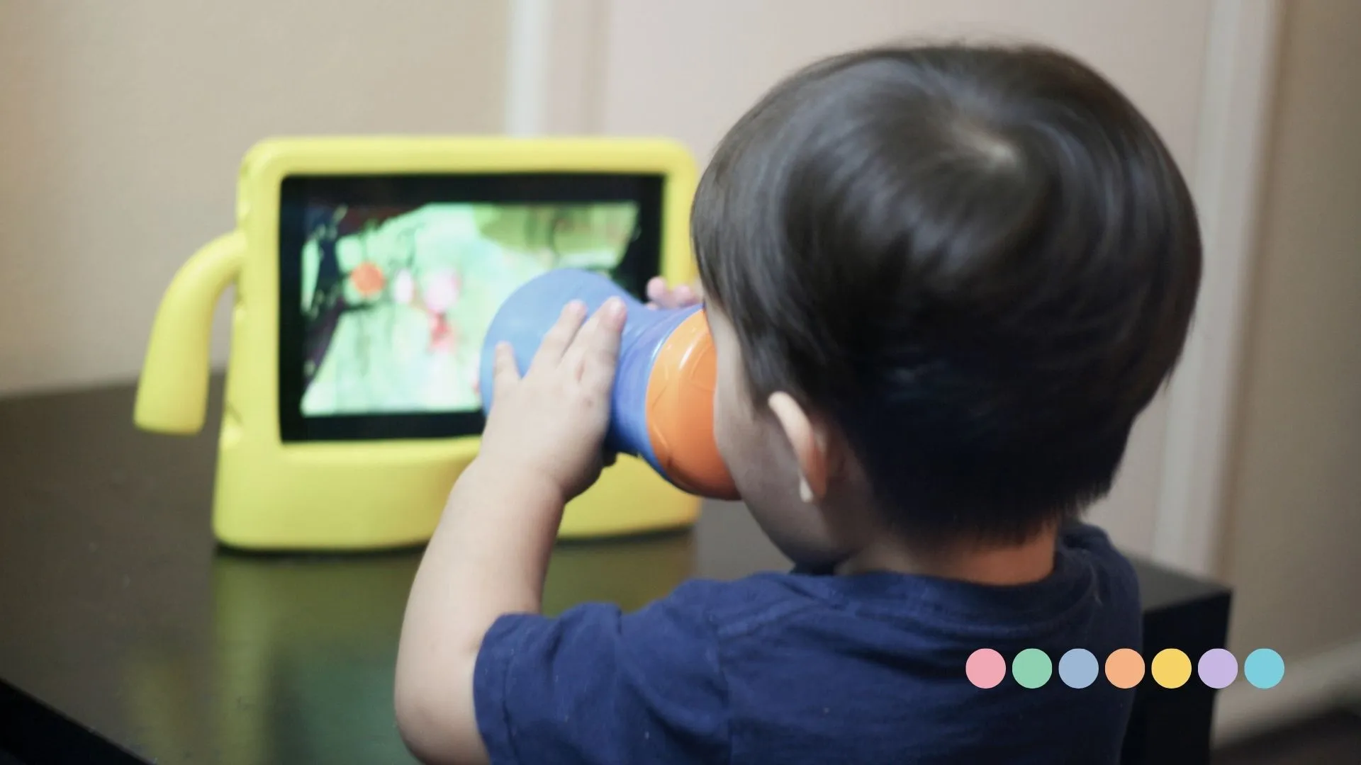 Uticaj ekrana na razvoj deteta sa autizmom – dete fokusirano na tablet tokom gledanja sadržaja u zatvorenom prostoru.