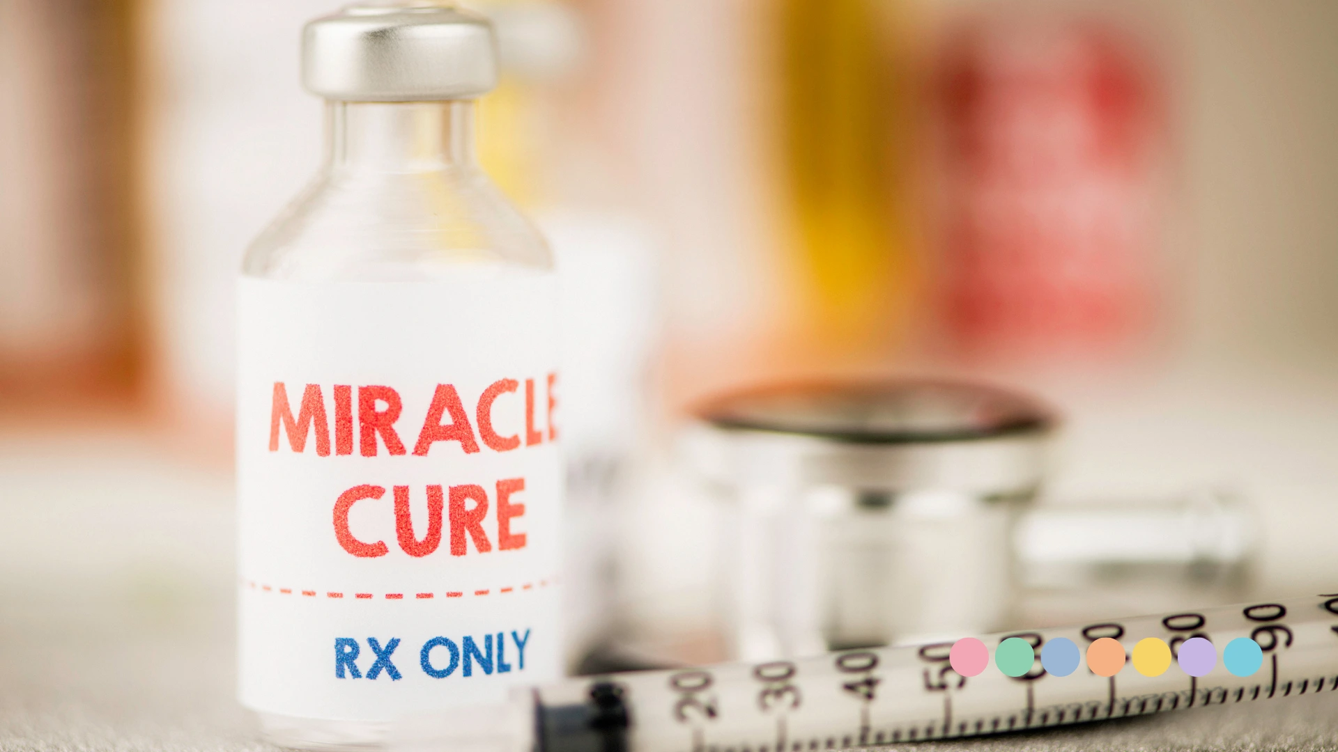 Staklena bočica sa lekom i crvenim natpisom „MIRACLE CURE“ i plavim „RX ONLY“, položena pored medicinske šprice i stetoskopa u pozadini.